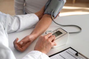 tensiometer pada wanita lansia